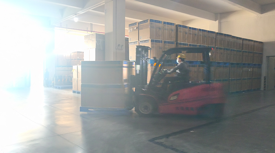 倉庫繁忙，每日多條柜滾筒干衣機(jī)發(fā)往全球