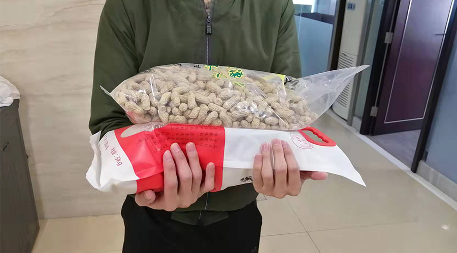 新春關(guān)懷 禮滿情暖！金環(huán)電器給員工發(fā)年貨