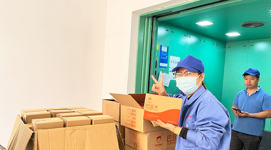 喜笑顏開！三八婦女節(jié)  金環(huán)電器發(fā)放禮品暖人心